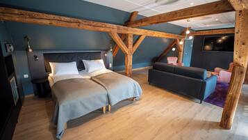 Suite (Top) | Pillowtop beds, in-room safe, desk, blackout drapes