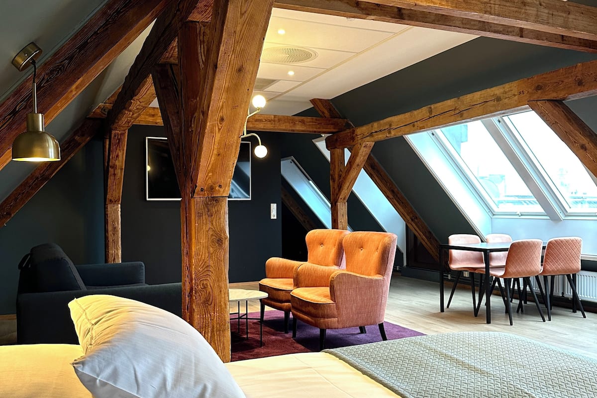 Pillowtop-patjalliset sängyt, tallelokero huoneessa, pimennysverhot