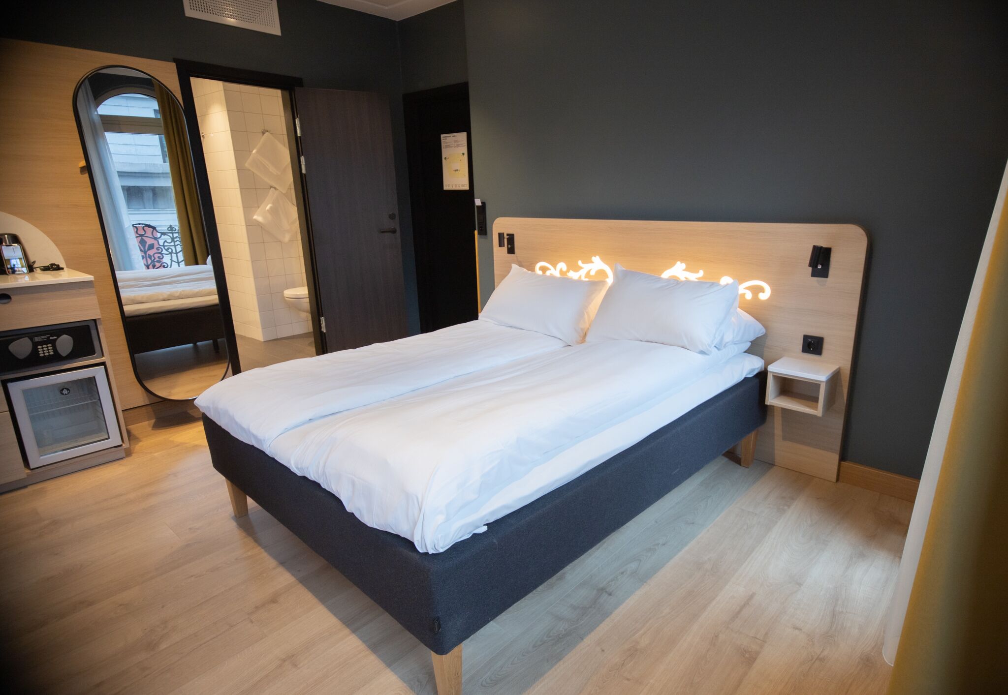 deluxe room, 1 bedroom | pillow-top beds, in-room safe, blackout curtains, iron/ironing board