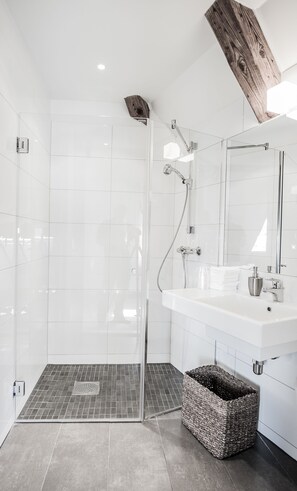 Amenidades de baño gratuitas, secadora de cabello, toallas 