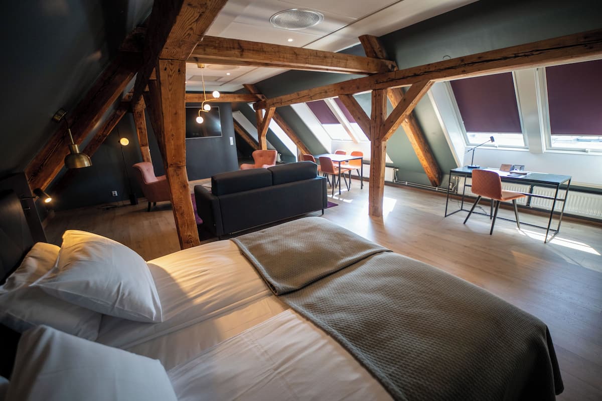 Suite (Top) | Pillowtop beds, in-room safe, desk, blackout drapes