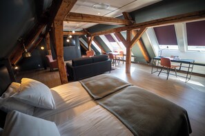 Sviitti (Top) | Pillowtop-patjalliset sängyt, tallelokero huoneessa, työpöytä