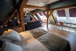 Suite (Top) | Pillowtop beds, in-room safe, desk, blackout drapes