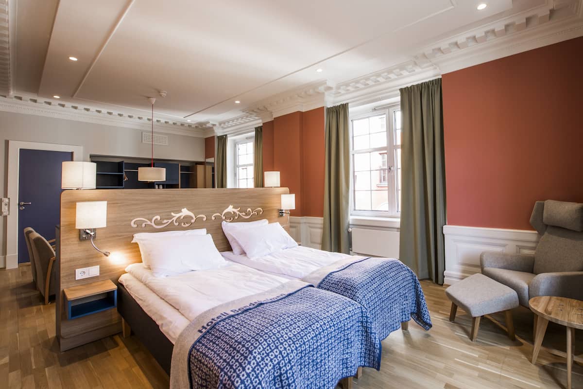 Pillowtop beds, in-room safe, desk, blackout drapes