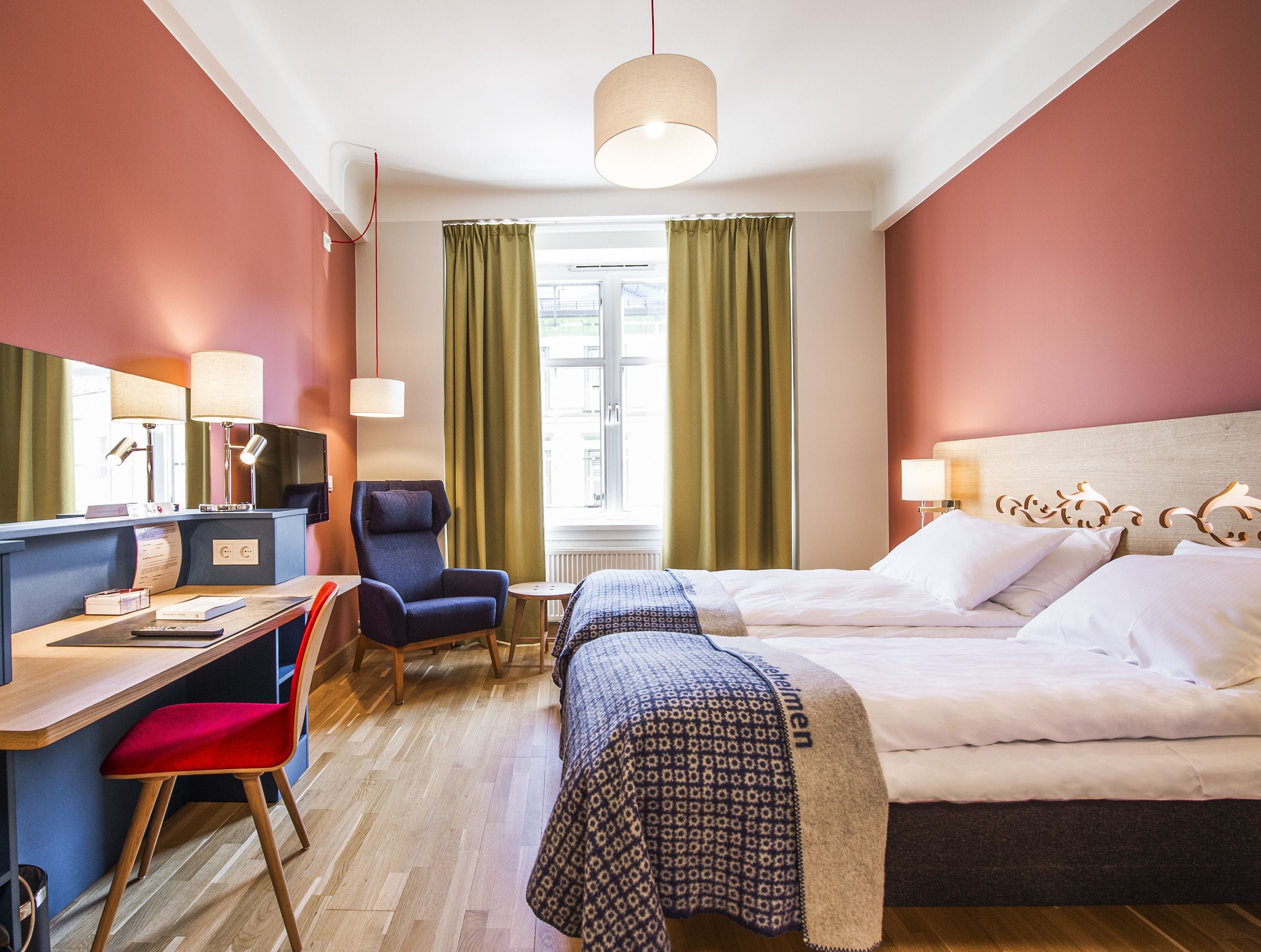 Camas con pillow-top, caja de seguridad en la habitación y escritorio 