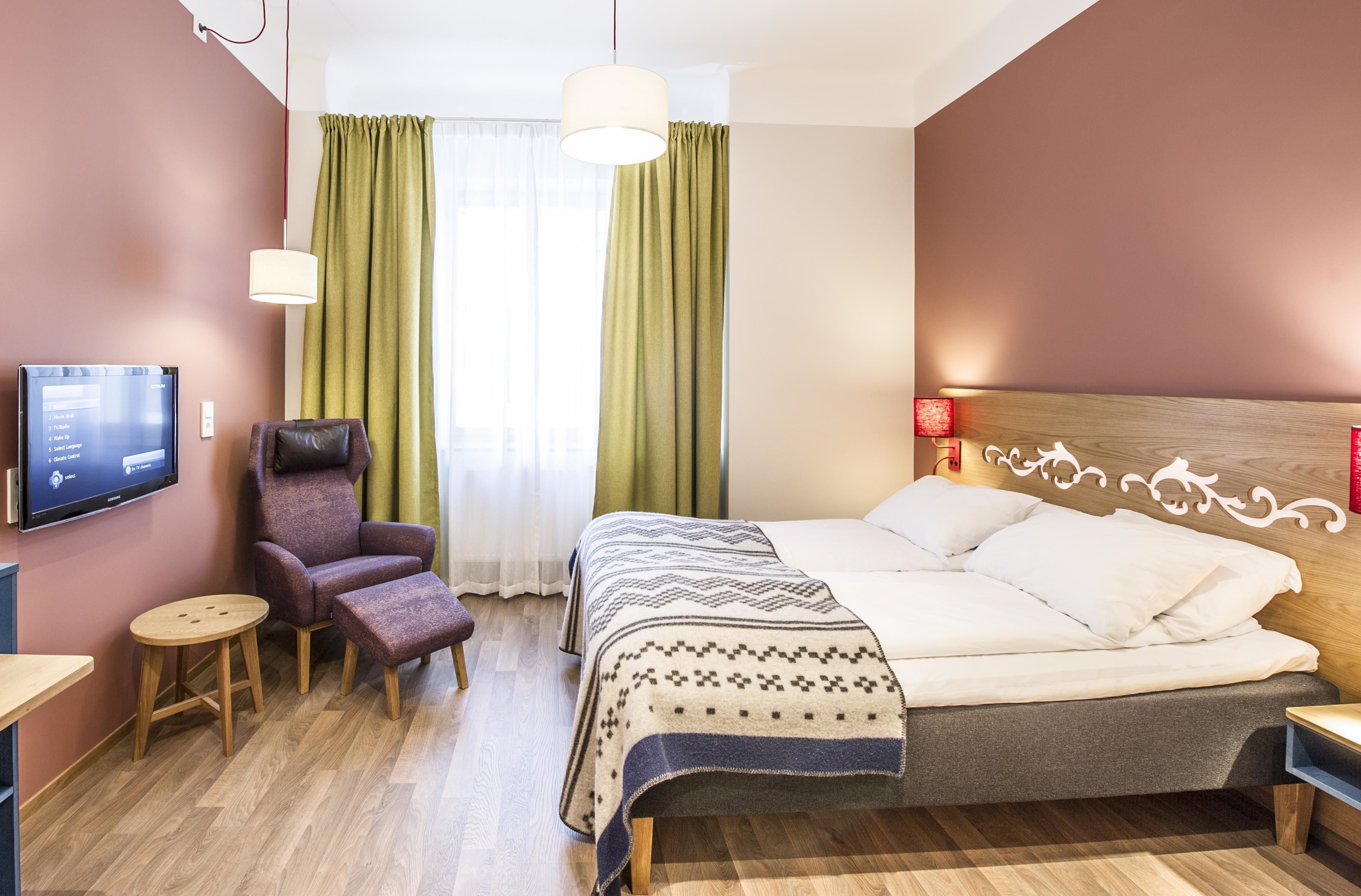 Pillowtop-patjalliset sängyt, tallelokero huoneessa, pimennysverhot