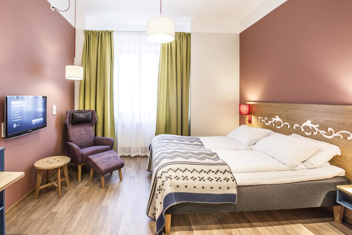 Pillowtop-patjalliset sängyt, tallelokero huoneessa, pimennysverhot