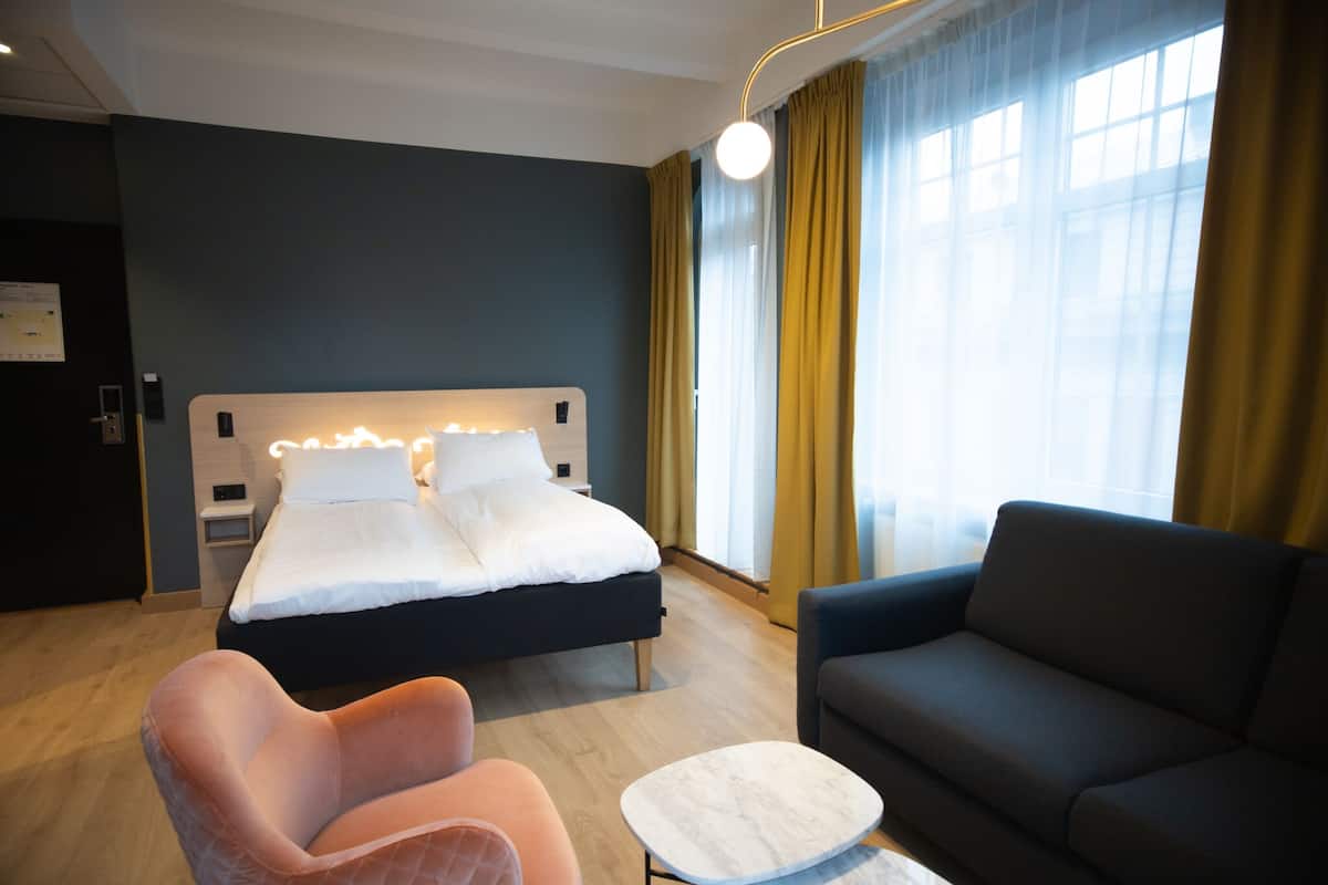 deluxe room, 1 bedroom | pillow-top beds, in-room safe, blackout curtains, iron/ironing board