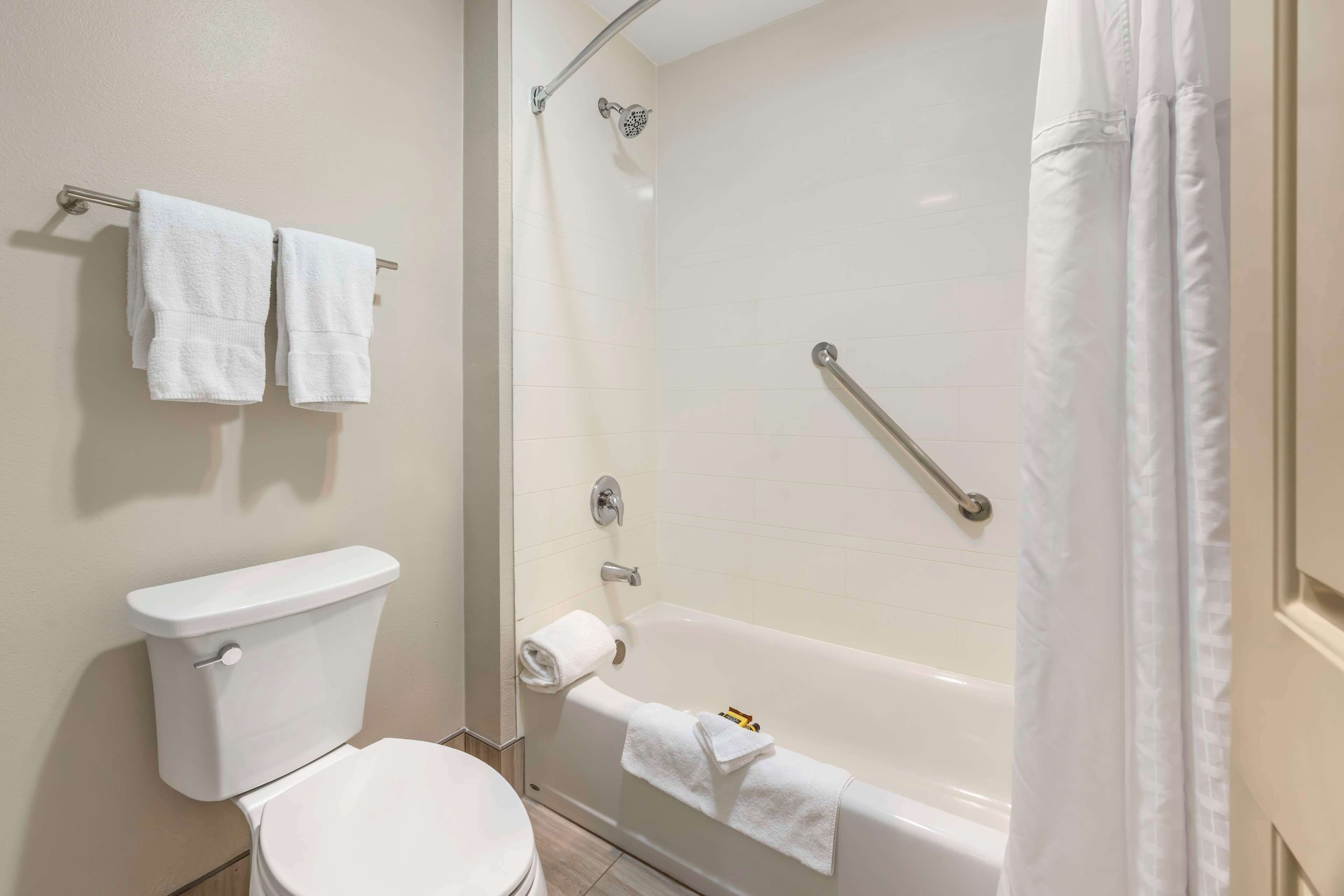 combined shower/bathtub, eco-friendly toiletries, hair dryer, towels