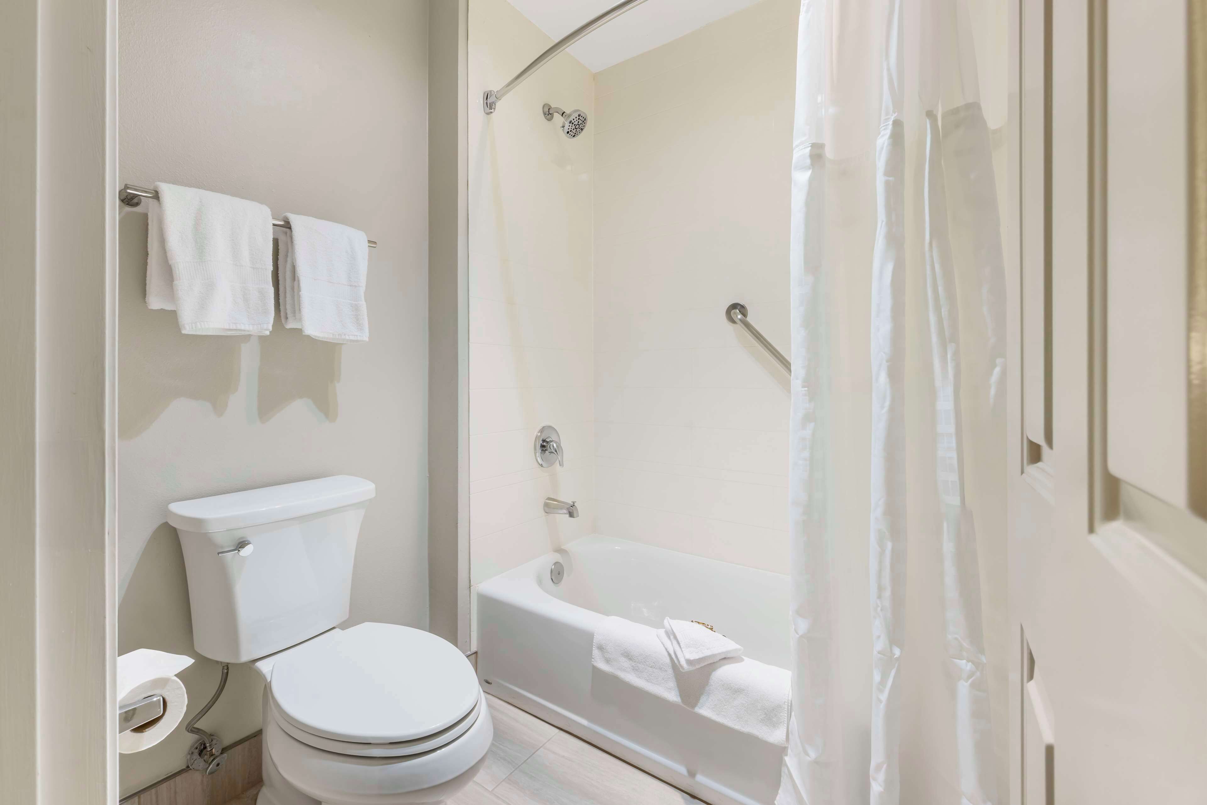 combined shower/bathtub, eco-friendly toiletries, hair dryer, towels