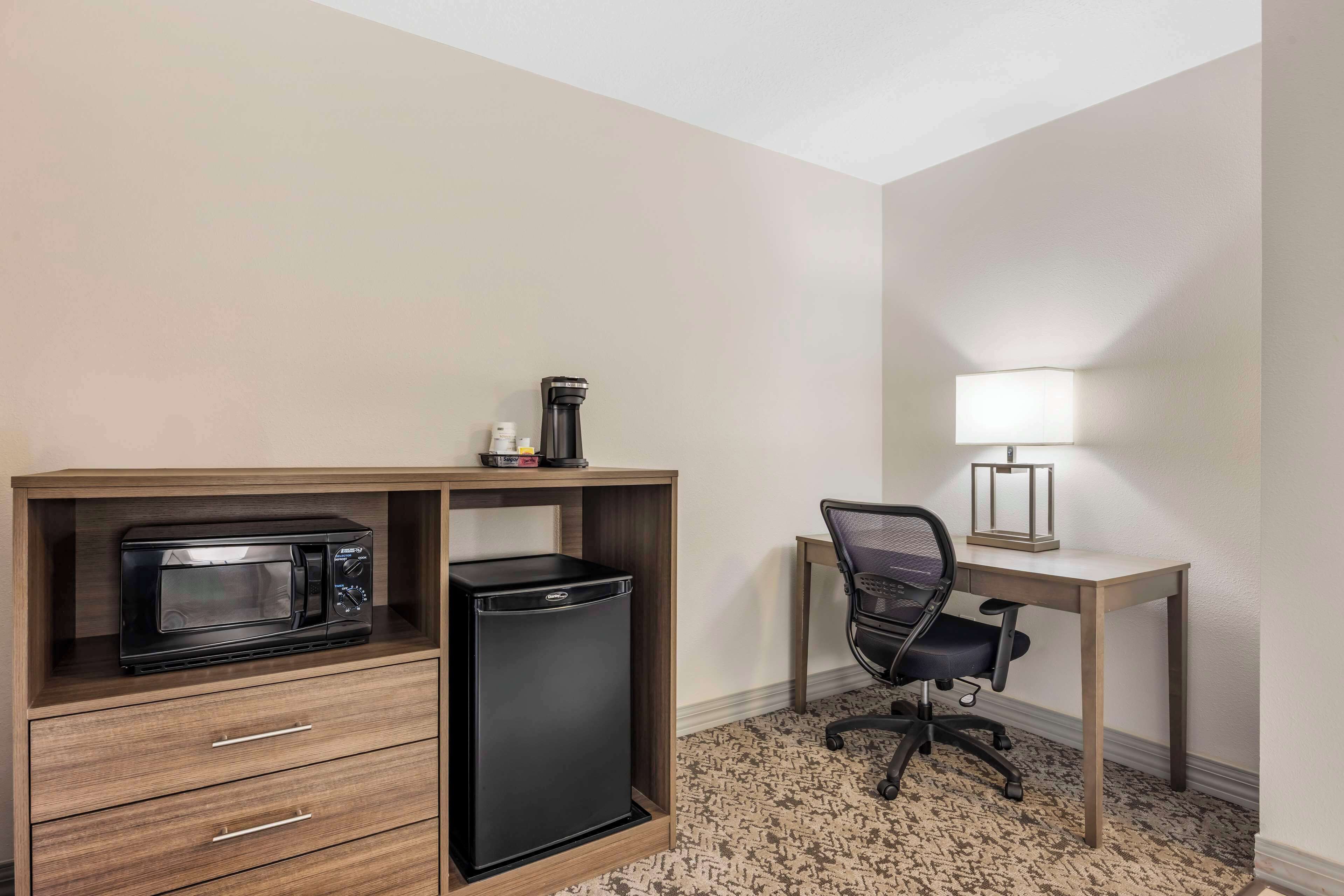 standard room, 1 king bed, non smoking, balcony | pillow-top beds, blackout curtains, iron/ironing board