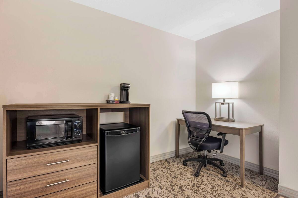 standard room, 1 king bed, non smoking, balcony | pillow-top beds, blackout curtains, iron/ironing board