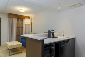 In-room safe, desk, laptop workspace, blackout drapes - Holiday Inn Express Milwaukee-West Medical Center by IHG (Milwaukee)