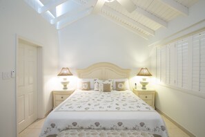 Villa, 4 Schlafzimmer (Oceanfront) | Zimmersafe, individuell dekoriert, individuell eingerichtet