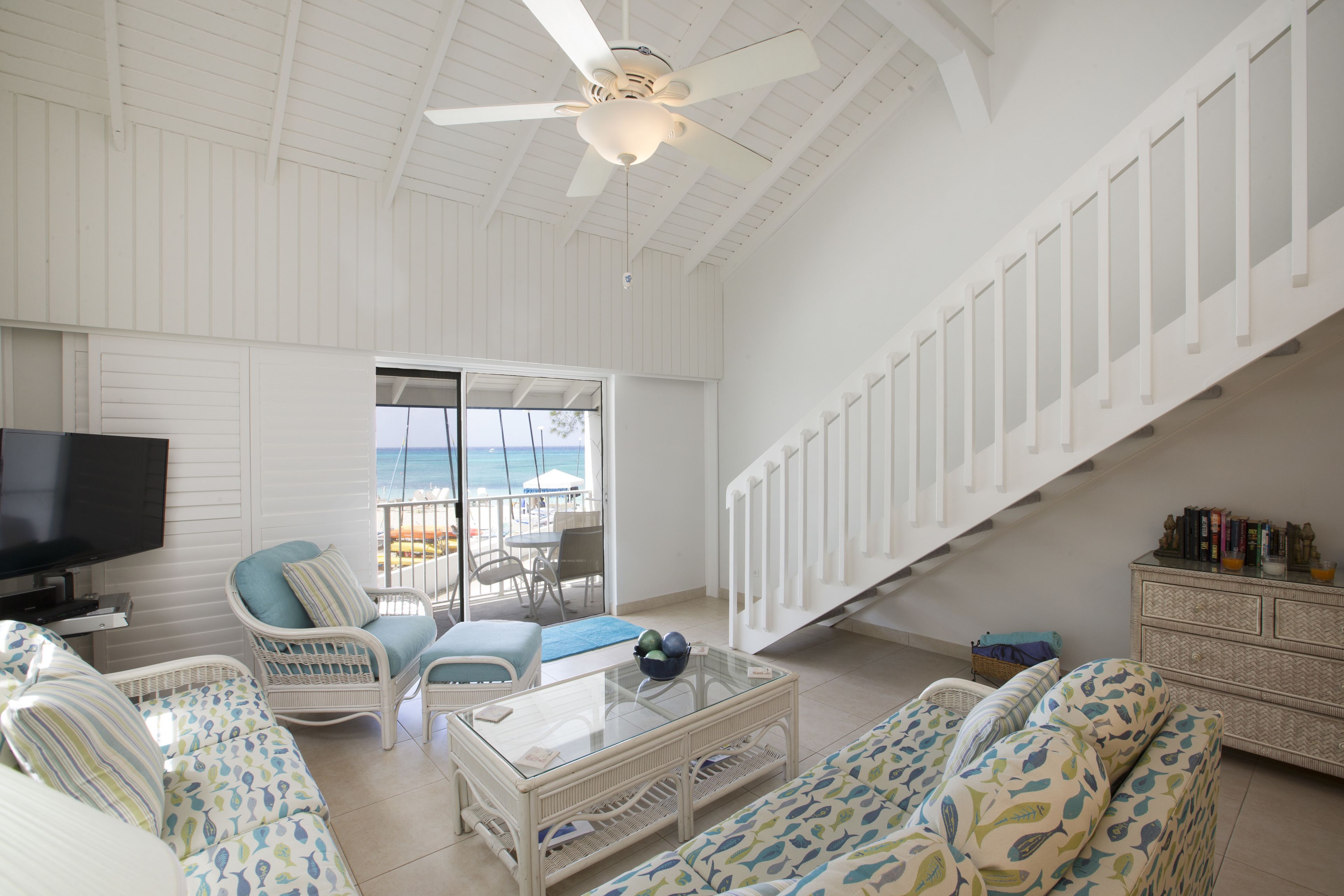 别墅, 4 间卧室 (Oceanfront) | 起居区 | 等离子电视