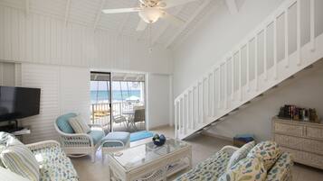 Villa, 4 chambres (Oceanfront) | Coin séjour | Télévisions à écran plasma
