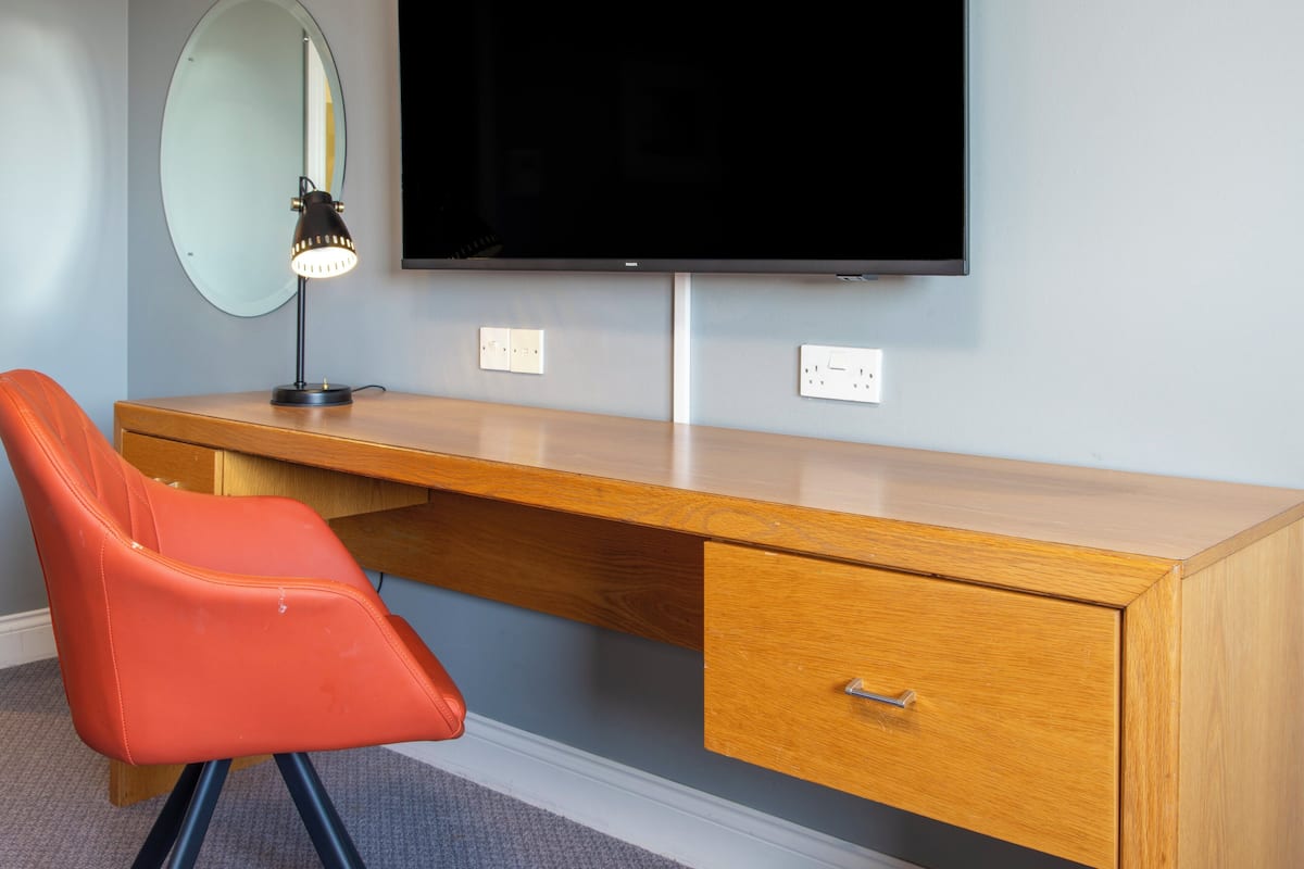 Habitación estándar, varias camas | Caja de seguridad en la habitación y escritorio