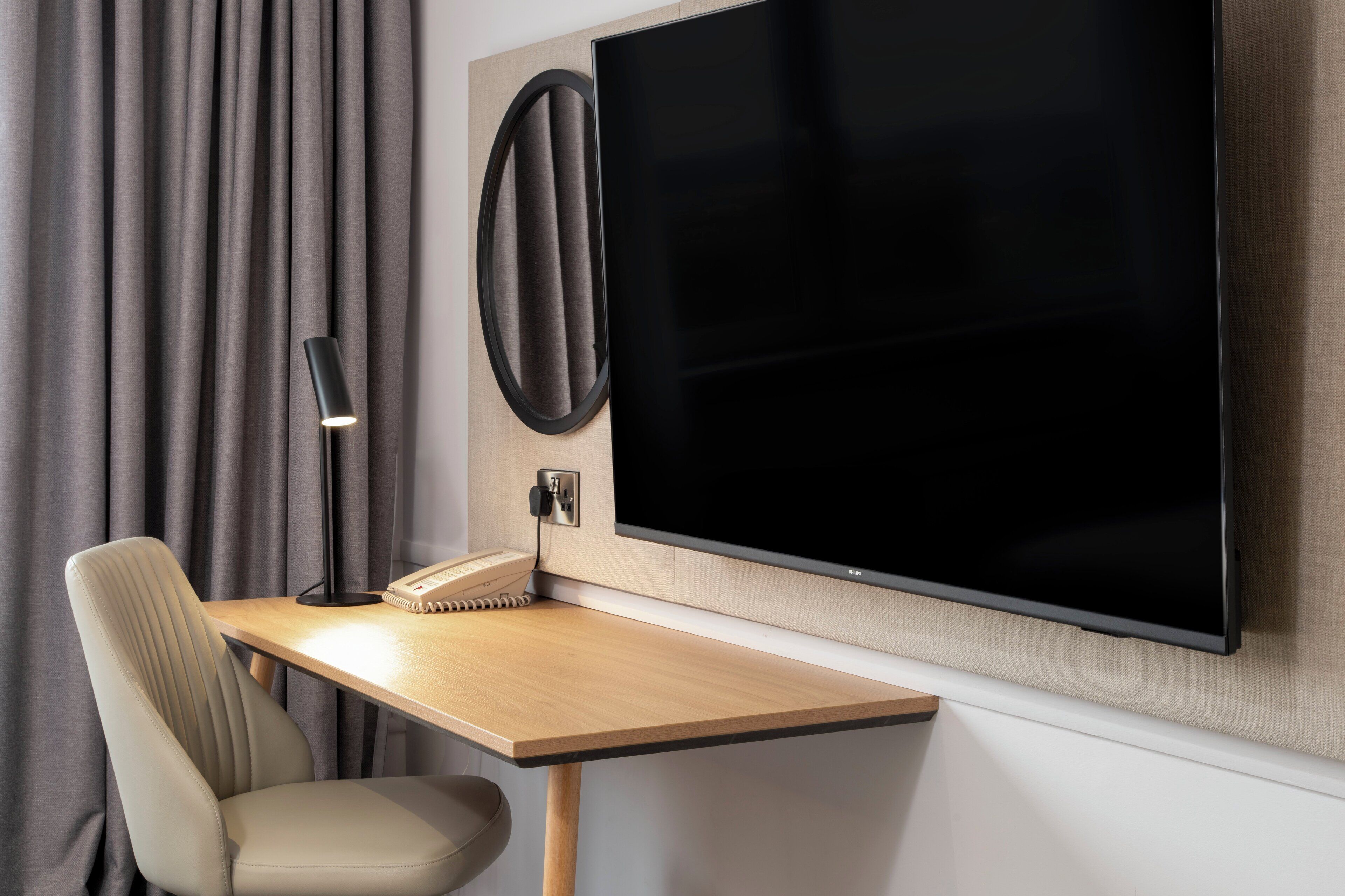 standard room | 1 bedroom, in-room safe, desk, iron/ironing board