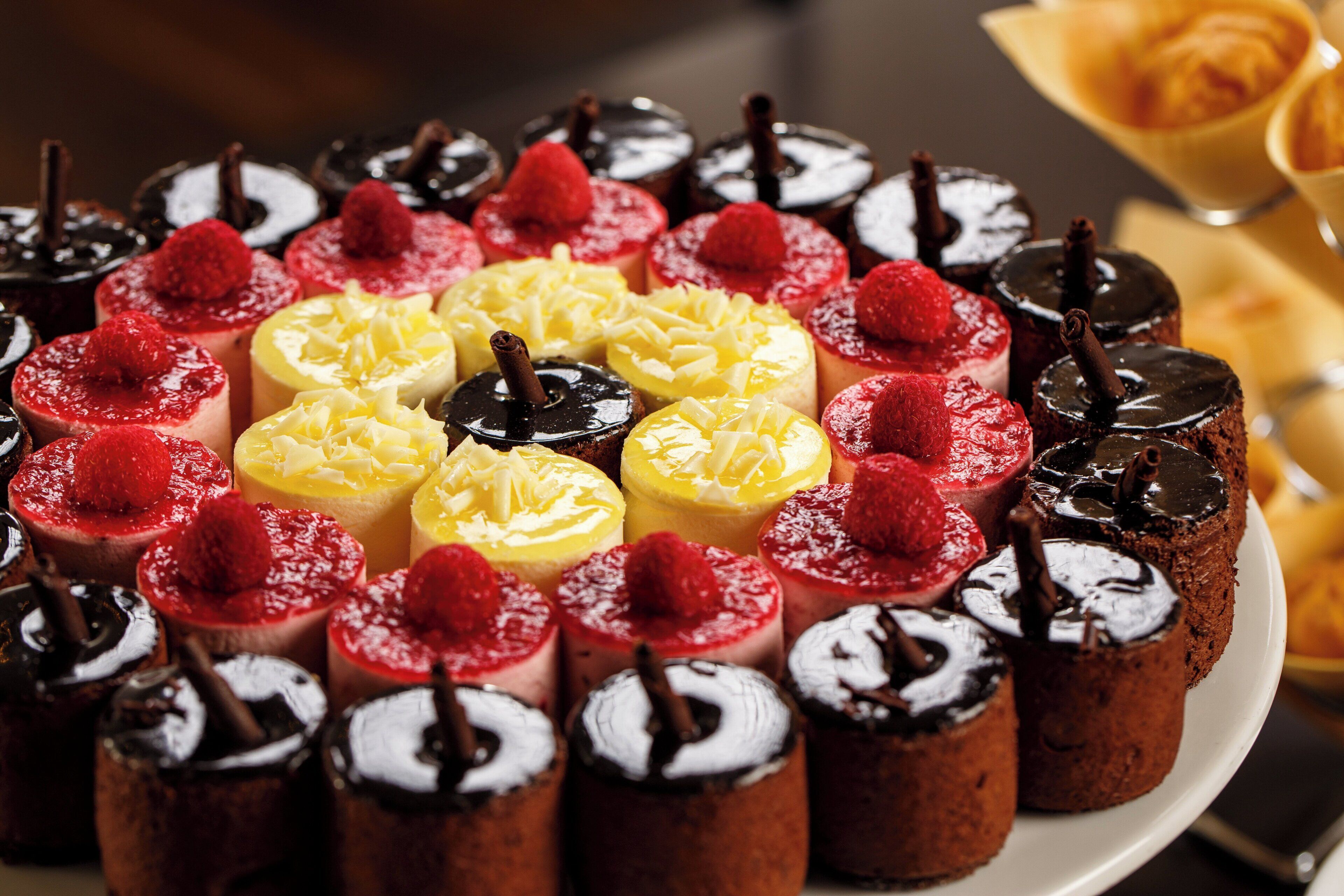 Un plato de postres con varios tipos de pasteles y dulces.