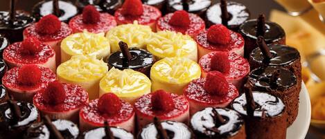 Un plato de postres con varios tipos de pasteles y dulces.