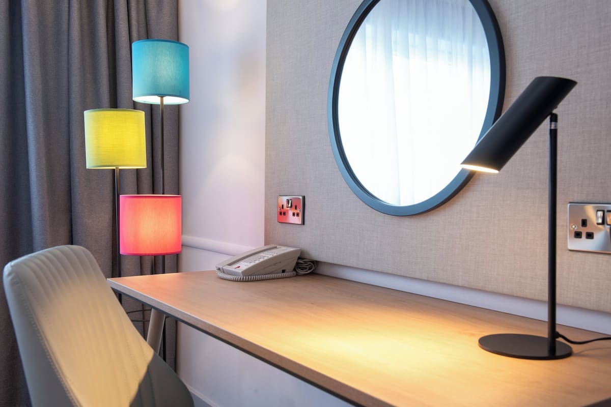 Habitación estándar, 2 camas individuales | Caja de seguridad en la habitación y escritorio