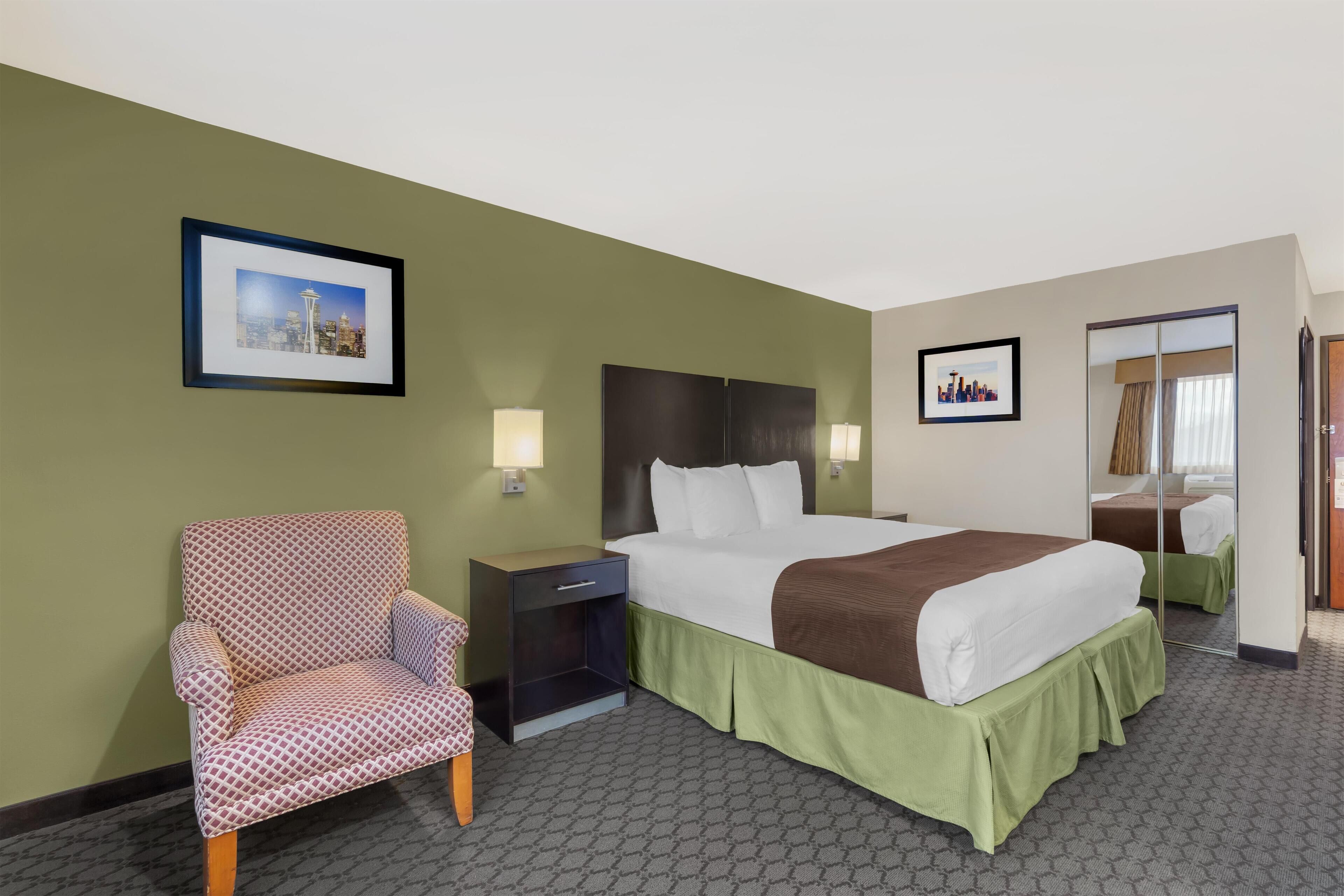 Standard Room, 1 King Bed, Non Smoking, Jetted Tub | Premium bedding, pillowtop beds, in-room safe, desk