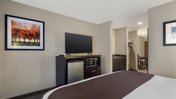 Suite, 1 kingsize bed, niet-roken, keuken (with Sofabed, Full Kitchen) | Luxe beddengoed, pillowtop-bedden, een kluis op de kamer, een bureau