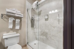 Standard Room, 2 Queen Beds, Non Smoking | Bathroom | Combined shower/tub, eco-friendly toiletries, hair dryer, towels - Best Western Sky Valley Inn (Monroe)