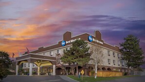 A Best Western hotel with a modern design, featuring a prominent sign and a covered entrance area. - Best Western Sky Valley Inn (Monroe)