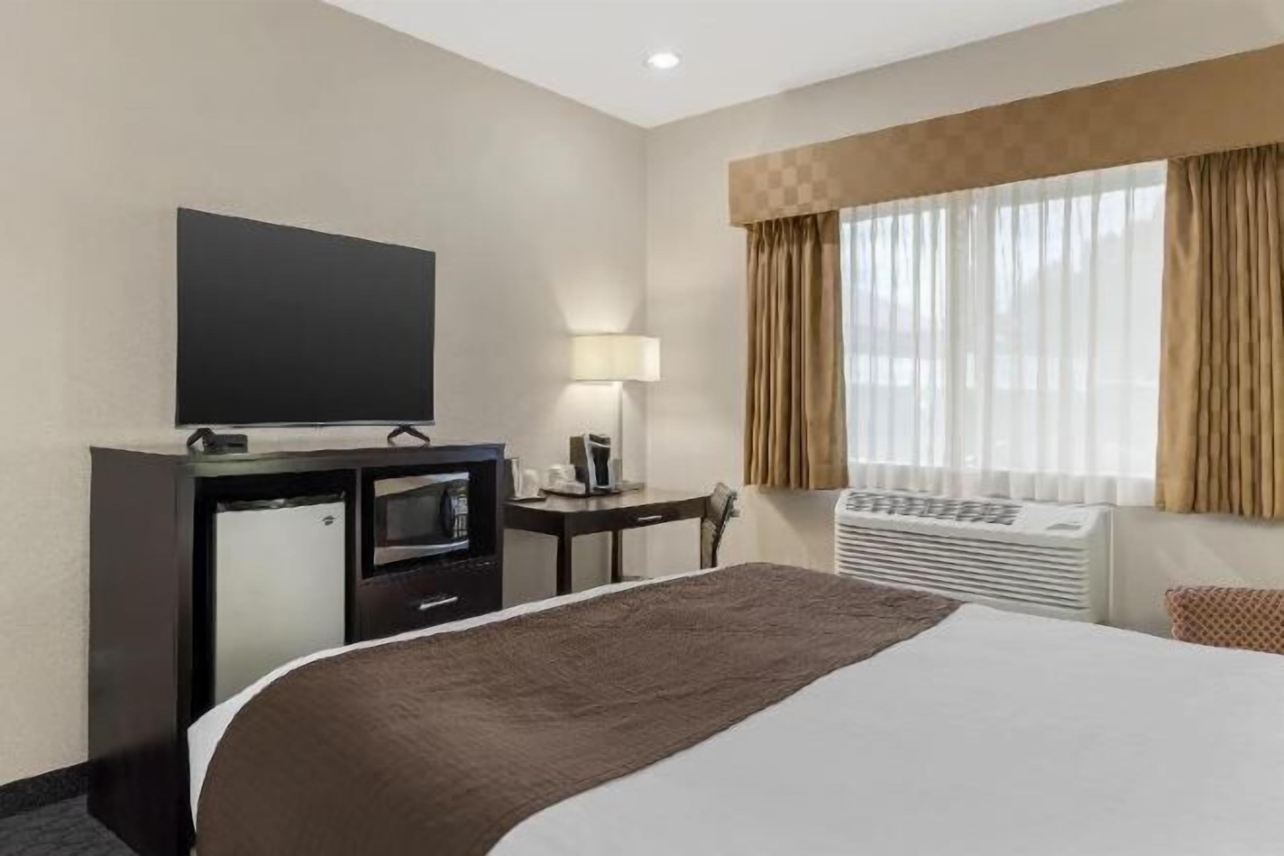 Premium bedding, pillow-top beds, in-room safe, desk
