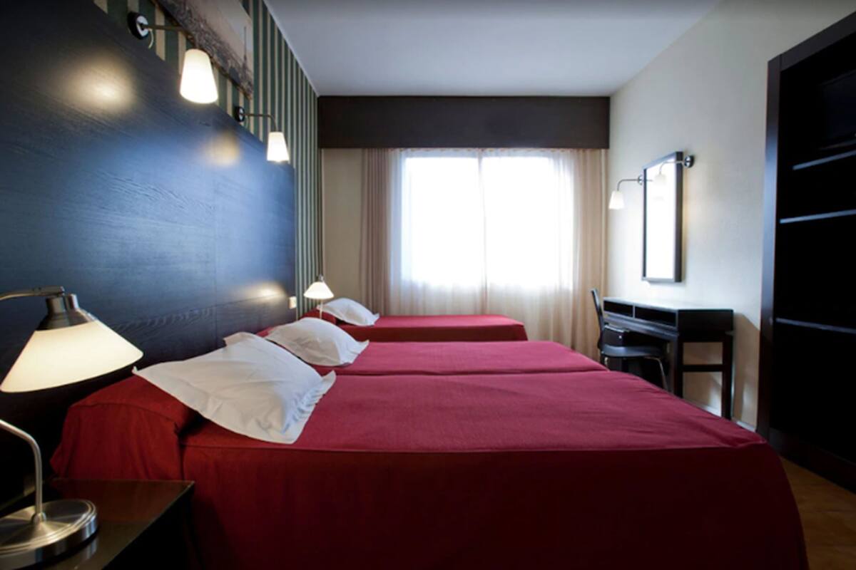 Triple Room, 3 Twin Beds | Free minibar items, in-room safe, desk, soundproofing