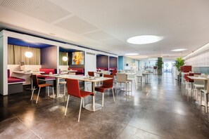 Café da manhã com buffet todos os dias (EUR 15 por pessoa) 