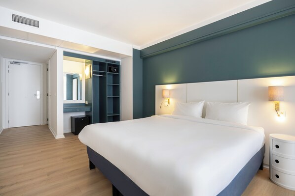 Quarto casal conforto | Roupas de cama premium, frigobar, cofres nos quartos, escrivaninha