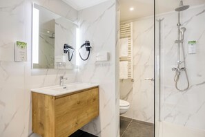 Shower, rainfall showerhead, hair dryer, towels - Hotel Louise (Brussels)