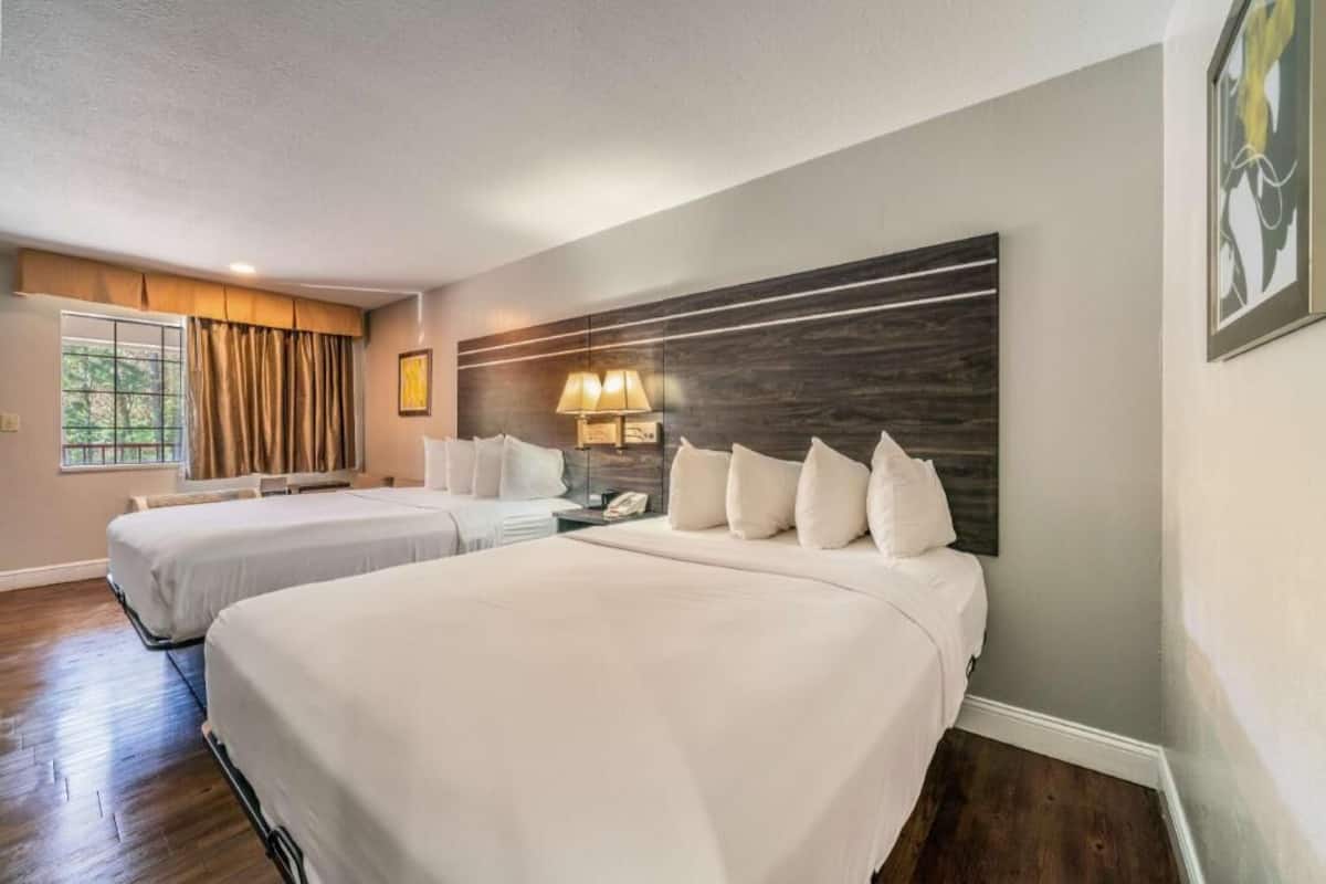 Pillowtop beds, desk, iron/ironing board, free WiFi