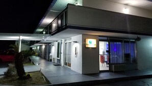 A modern hotel with a flat roof, a balcony, and a sign indicating it is an Econ Inn. - Econo Inn (Ormond Beach)