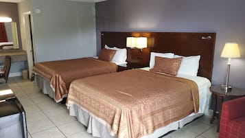 Standard Room, 2 Queen Beds, Non-Smoking | Íróasztal, vasaló/vasalódeszka, ingyenes wifi és ágynemű