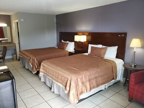 Standard Room, 2 Queen Beds, Non-Smoking | Escritorio, tabla de planchar con plancha, wifi gratis y ropa de cama 