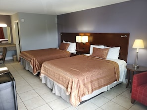 Standard Room, 2 Queen Beds, Non-Smoking | Bureau, fer et planche à repasser, accès au Wi-Fi (inclus)