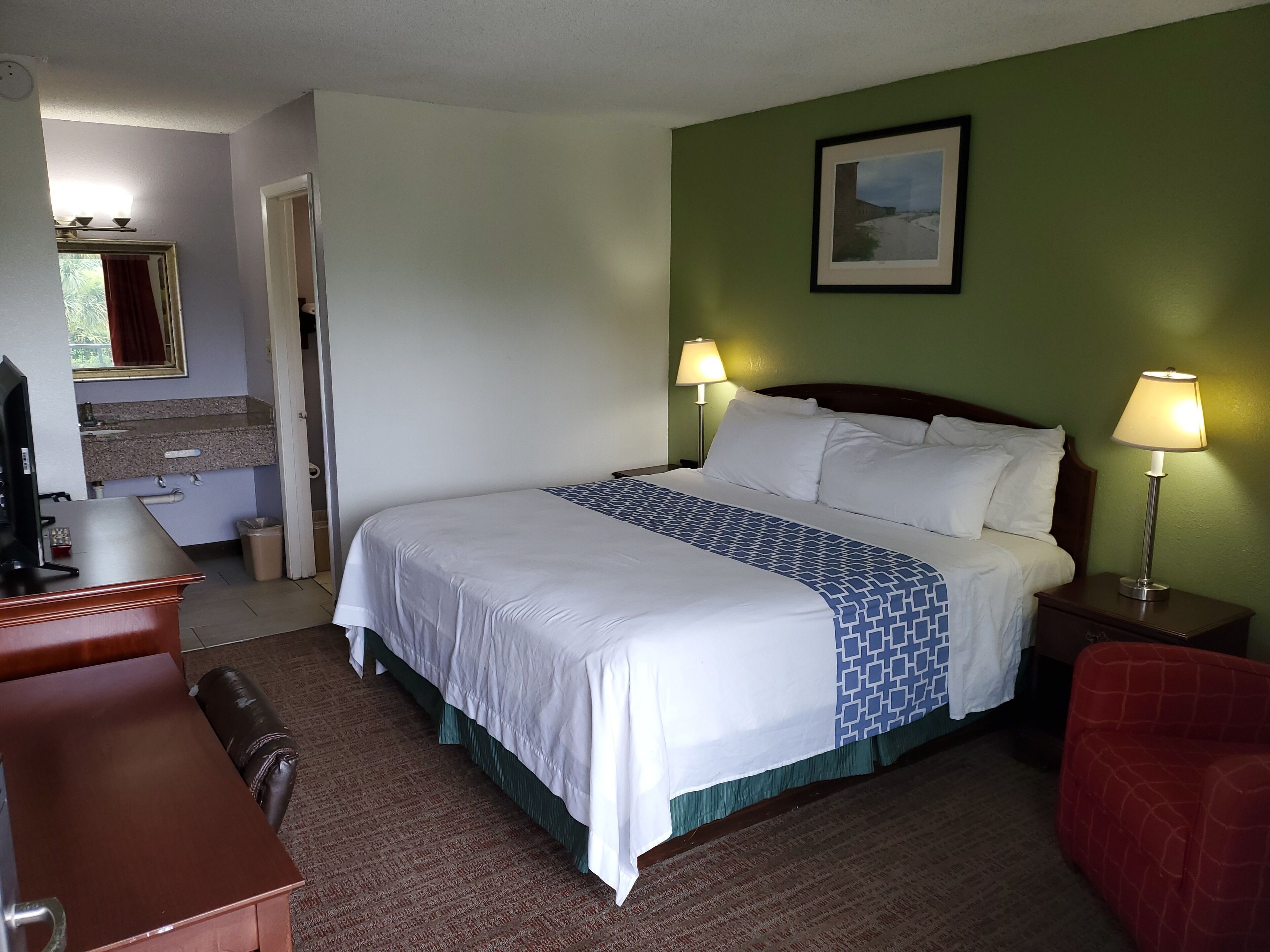 Escritorio, tabla de planchar con plancha, wifi gratis y ropa de cama 