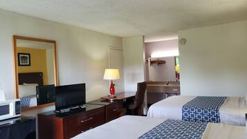 Standard Room, 2 Queen Beds, Non-Smoking | Escrivaninha, ferros/tábuas de passar roupa, Wi-Fi de cortesia