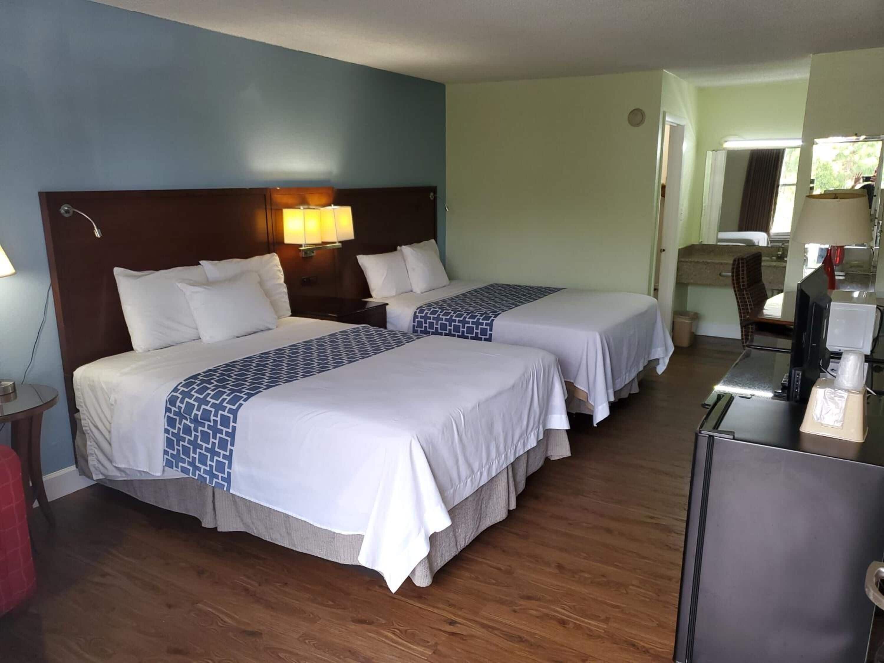 Standard Room, 2 Queen Beds, Non-Smoking | โต๊ะทำงาน, เตารีด/โต๊ะรีดผ้า, Wi-Fi ฟรี, ผ้าปูที่นอน
