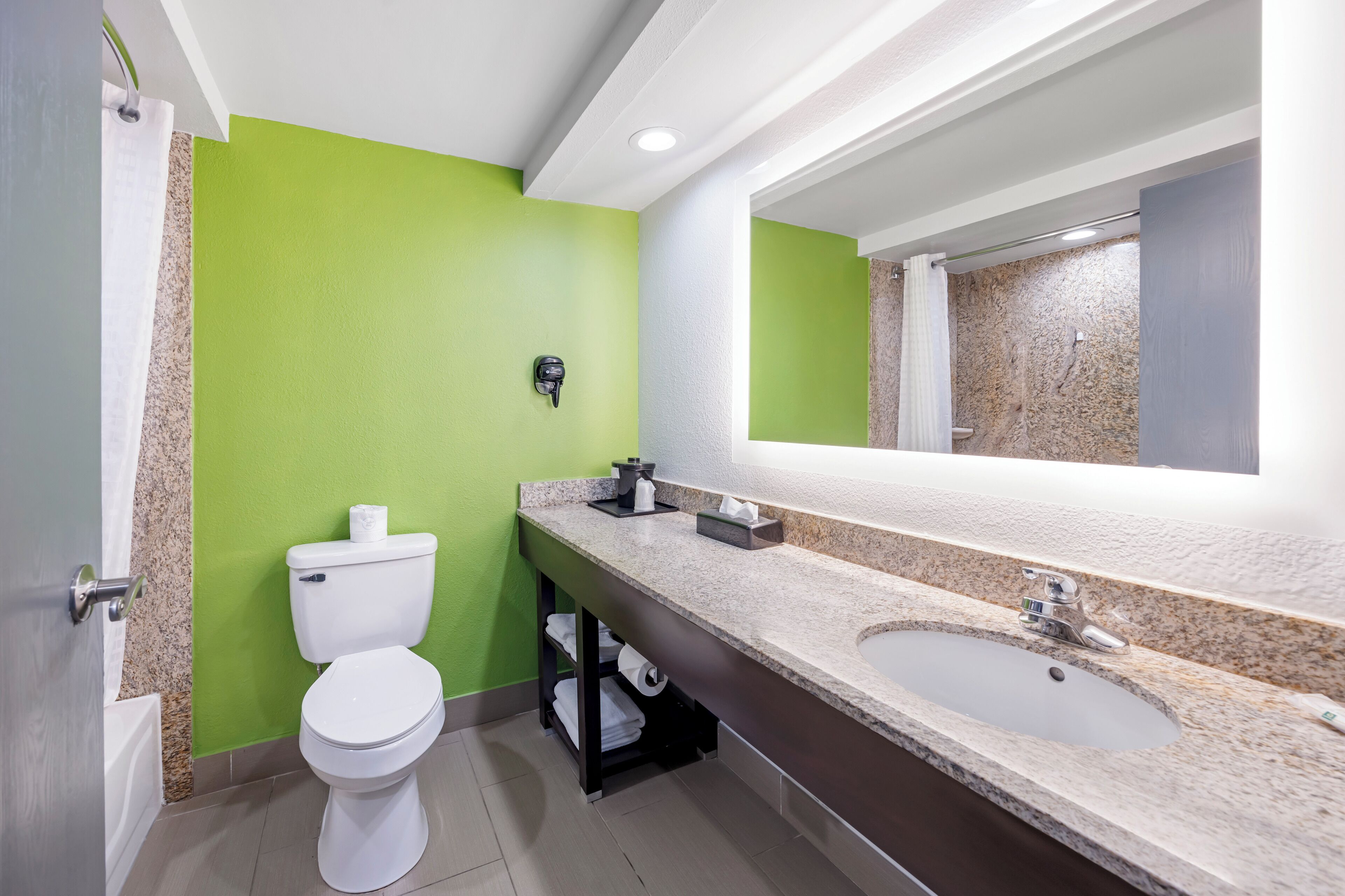 Bañera con ducha, artículos de tocador ecológicos, secador de pelo