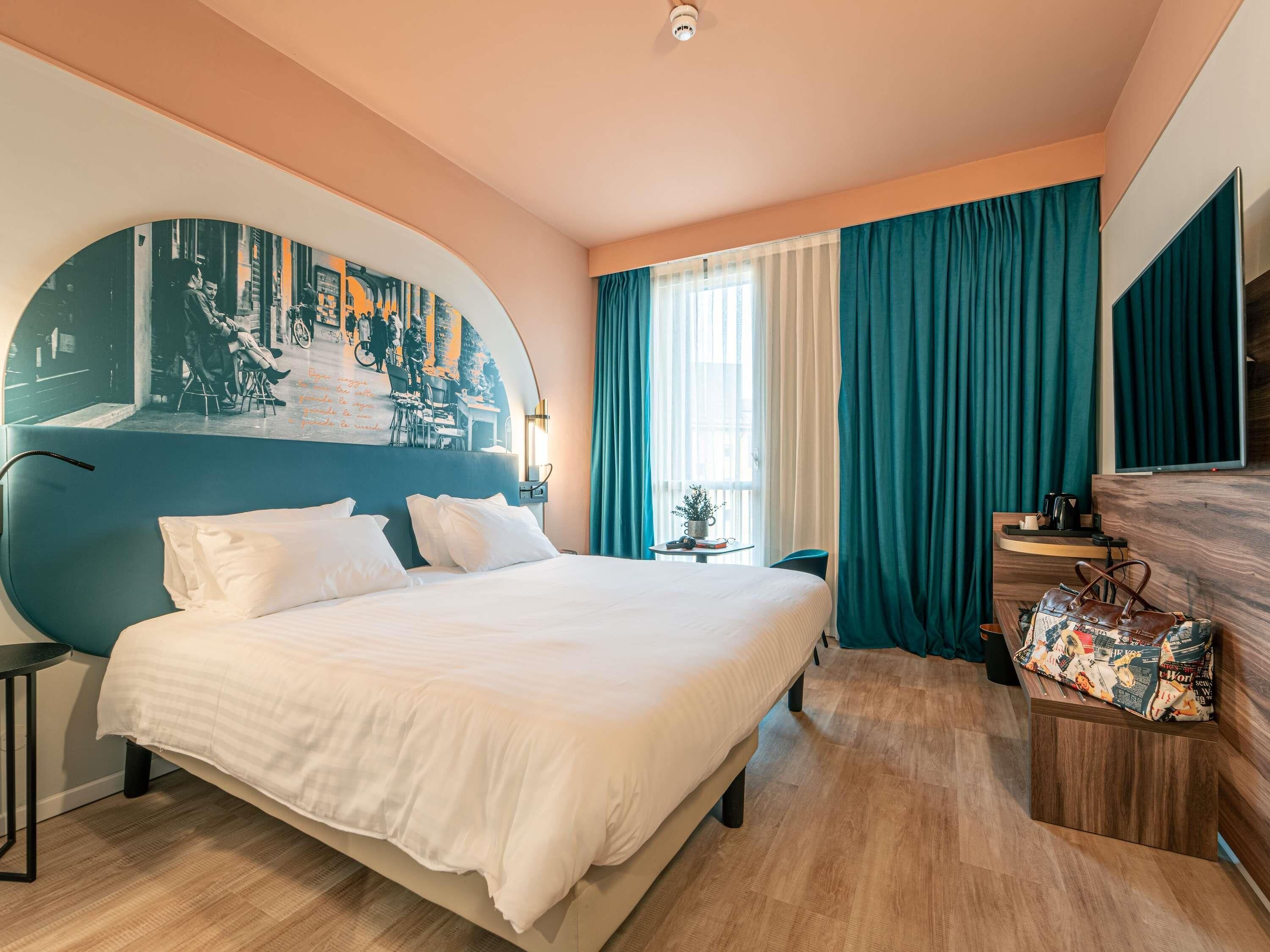 Habitación doble superior | Edredón, minibar, caja de seguridad en la habitación y escritorio 