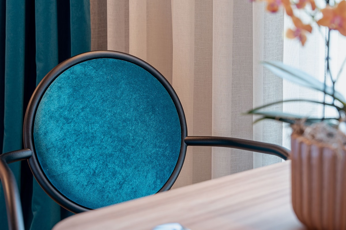 Phòng, 1 giường cỡ king (Privilege, Renewed) | Chăn bông, minibar, két bảo mật tại phòng, bàn