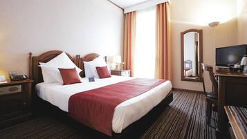 ألحفة محشوة بالريش وميني بار وخزنة داخل الغرفة ومكتب