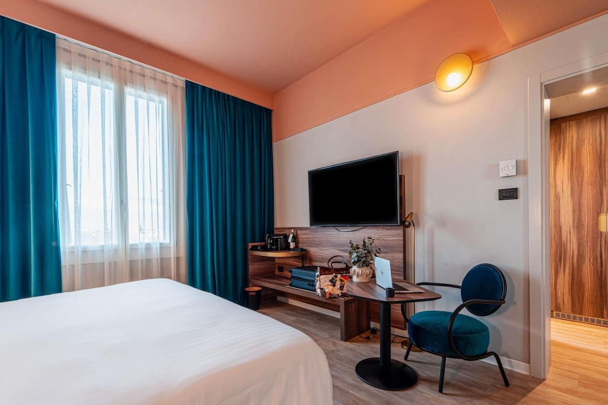 Privilege, Familiekamer | Donsdekens, een minibar, een kluis op de kamer, een bureau