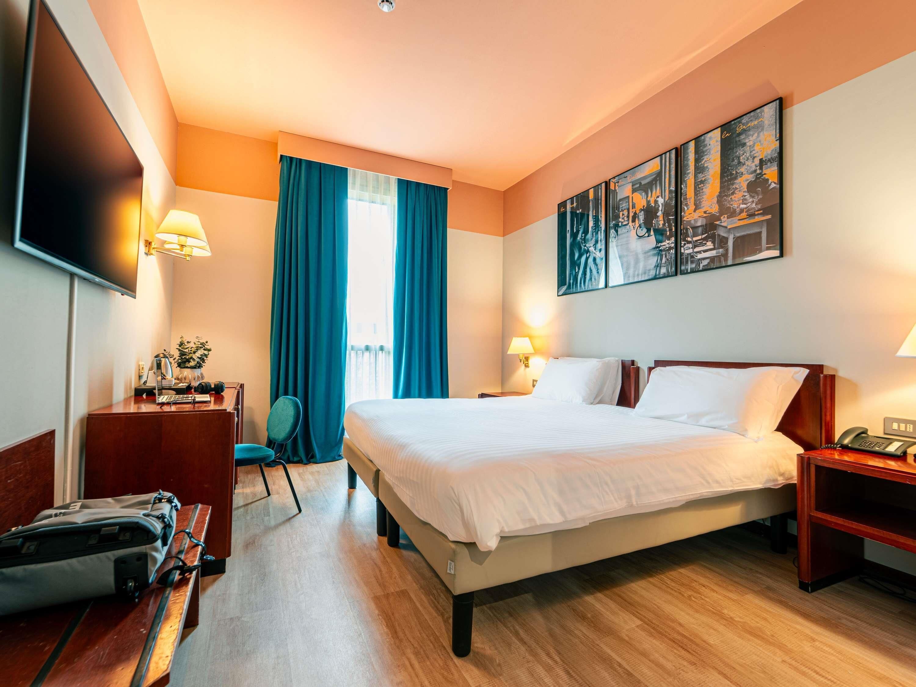 Habitación clásica, 1 cama matrimonial | Edredón, minibar, caja de seguridad en la habitación y escritorio 