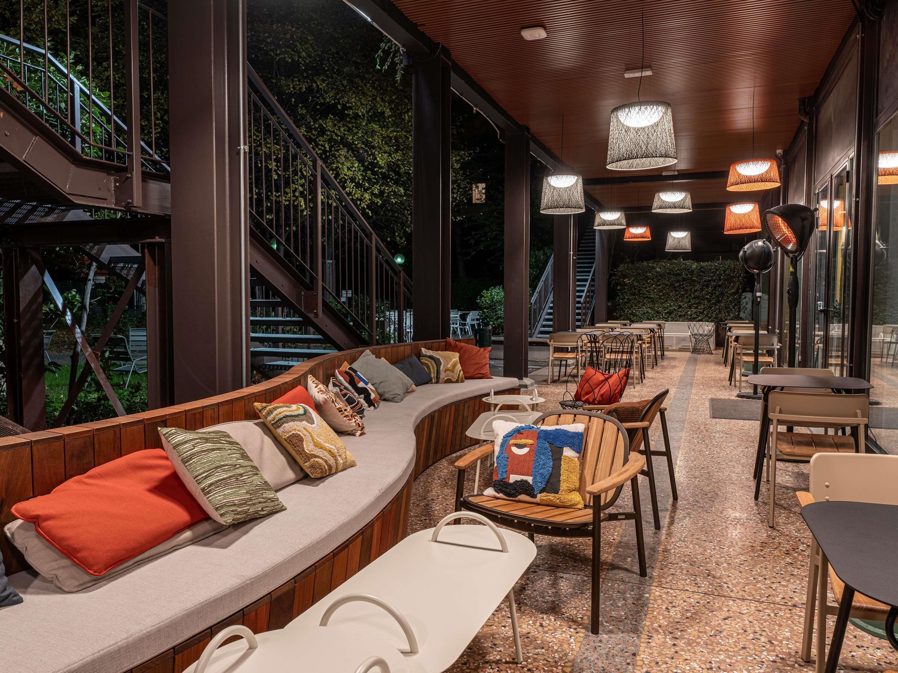 Bar (trong khuôn viên)