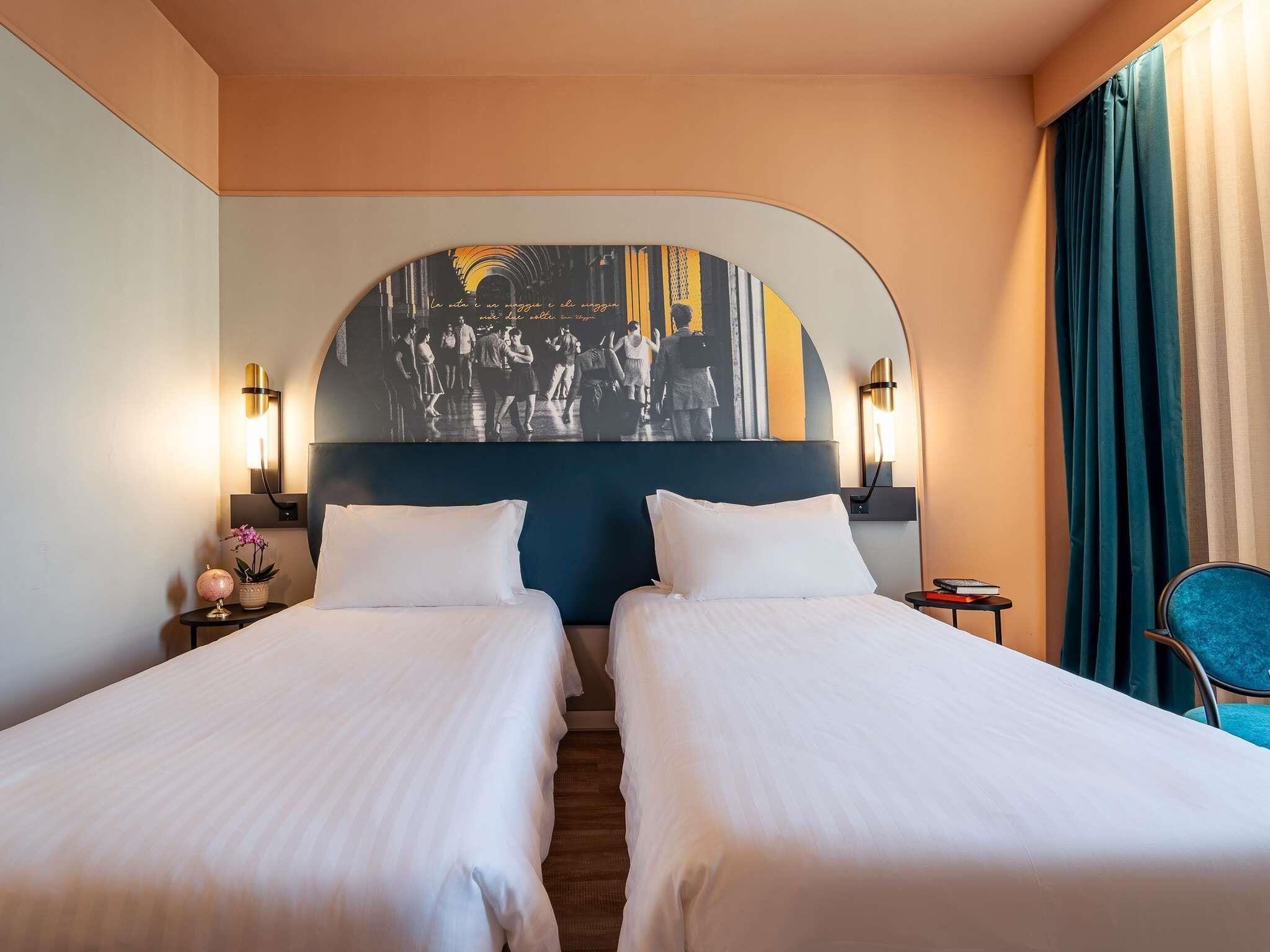 Superior dubbelrum (with separate beds) | Duntäcken, minibar, värdeförvaringsskåp på rummet och skrivbord